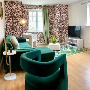 https://modern-bright-2-bedroom-flat-great-location.hotelsin-chester.com